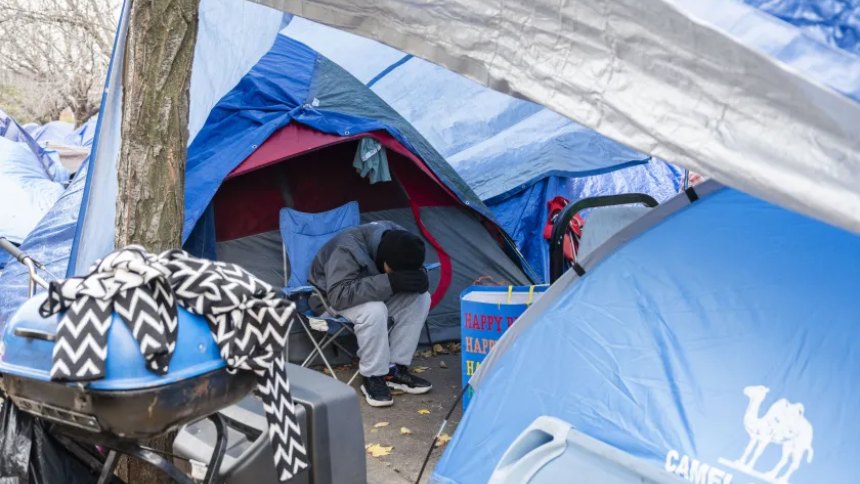 Migrantes venezolanos en Chicago prefieren dormir en tiendas de campaña antes que ir a un albergue