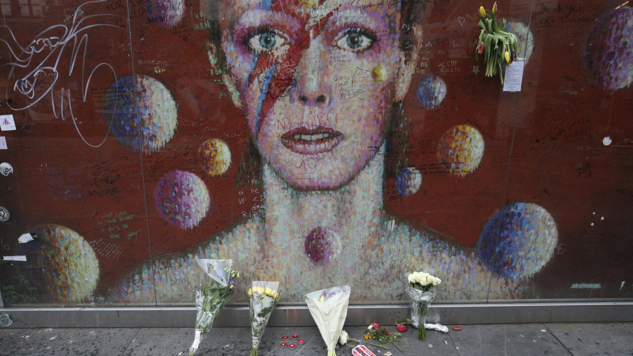 París recibe la “Rue David Bowie” con motivo del 77 cumpleaños del fallecido icono del rock