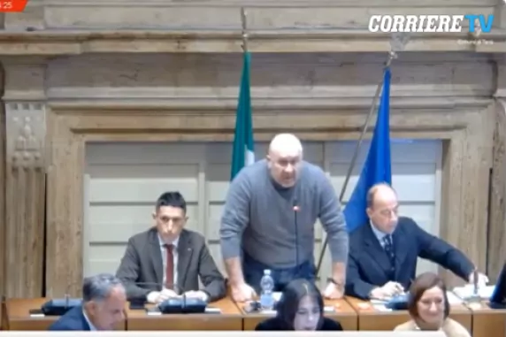 Polémicas palabras de un alcalde italiano: "Cuando un hombre mira el bonito culo de una mujer, lo intenta"