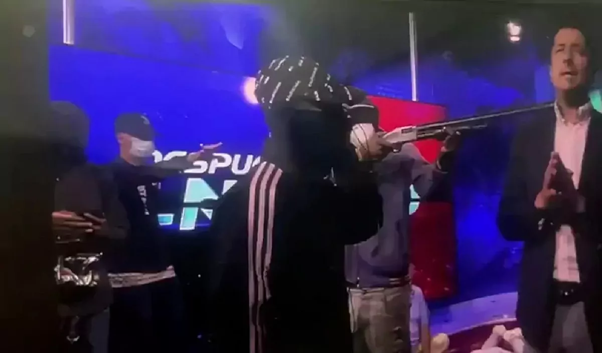 Un grupo de encapuchados armados ingresa en vivo a TC Televisión de Ecuador y comienza a disparar
