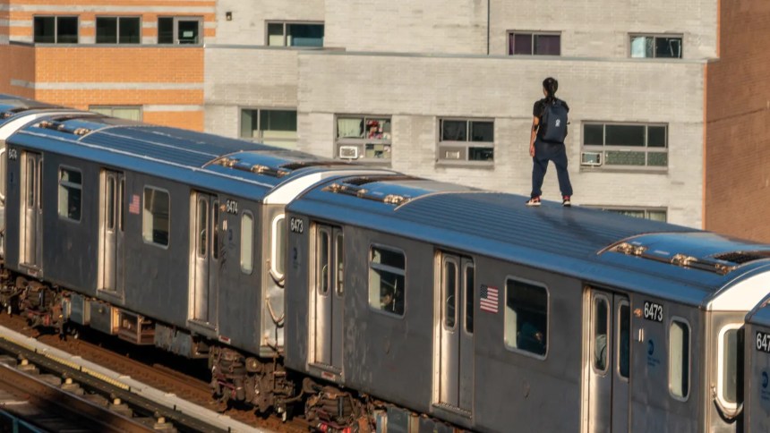 Un niño de 14 años ha muerto al caer mientras viajaba sobre el techo de un tren