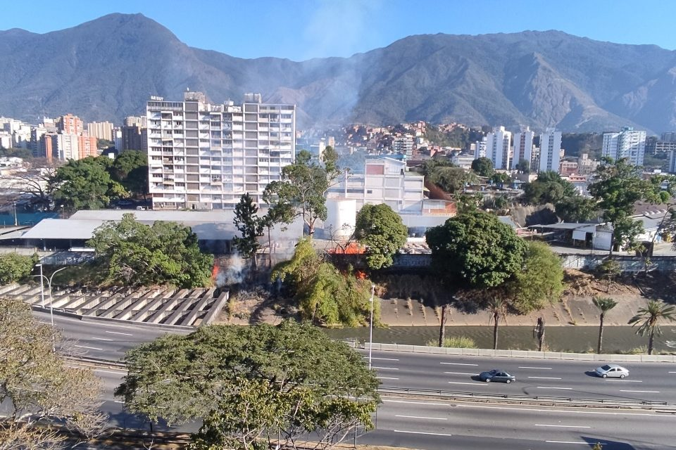 Reportan incendio de desechos sólidos a orillas del río Guaire, Miranda