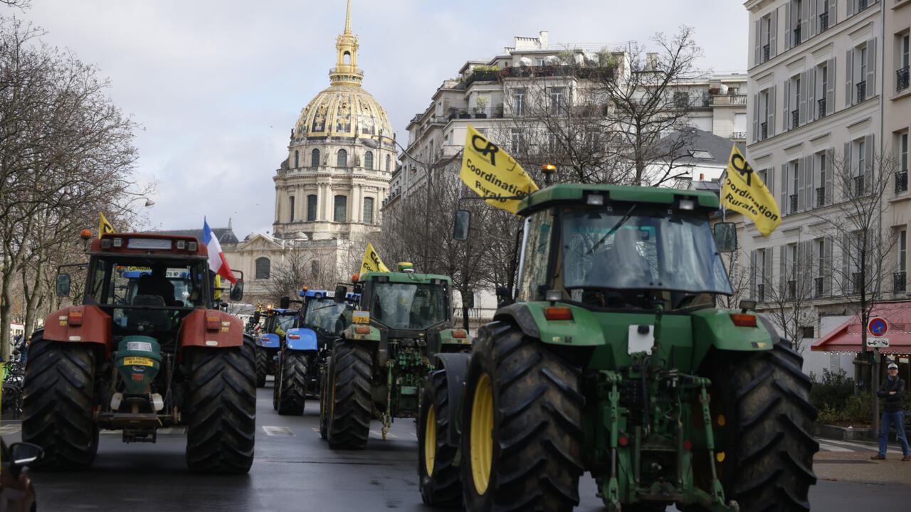 Agricultores franceses enojados conducen sus tractores por París en nuevas protestas