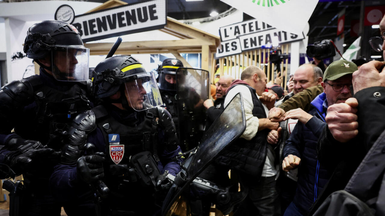 Agricultores franceses enojados irrumpen en la feria agrícola de París antes de la visita de Macron