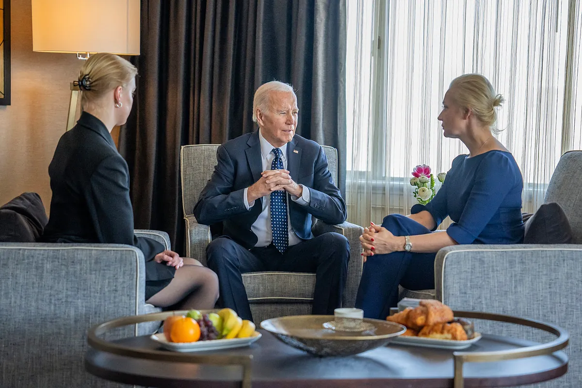 Biden se reúne con la viuda y la hija de Navalny en San Francisco y anuncia un nuevo paquete de sanciones 'contra Putin, responsable de su muerte'