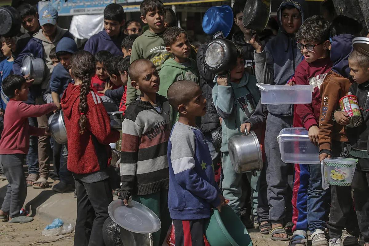 Cientos de personas hambrientas huyen del norte de Gaza al sur de la Franja de Gaza