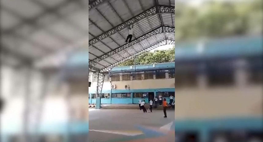El adolescente se rompió ambas piernas tras caer del techo de su escuela en Ecuador