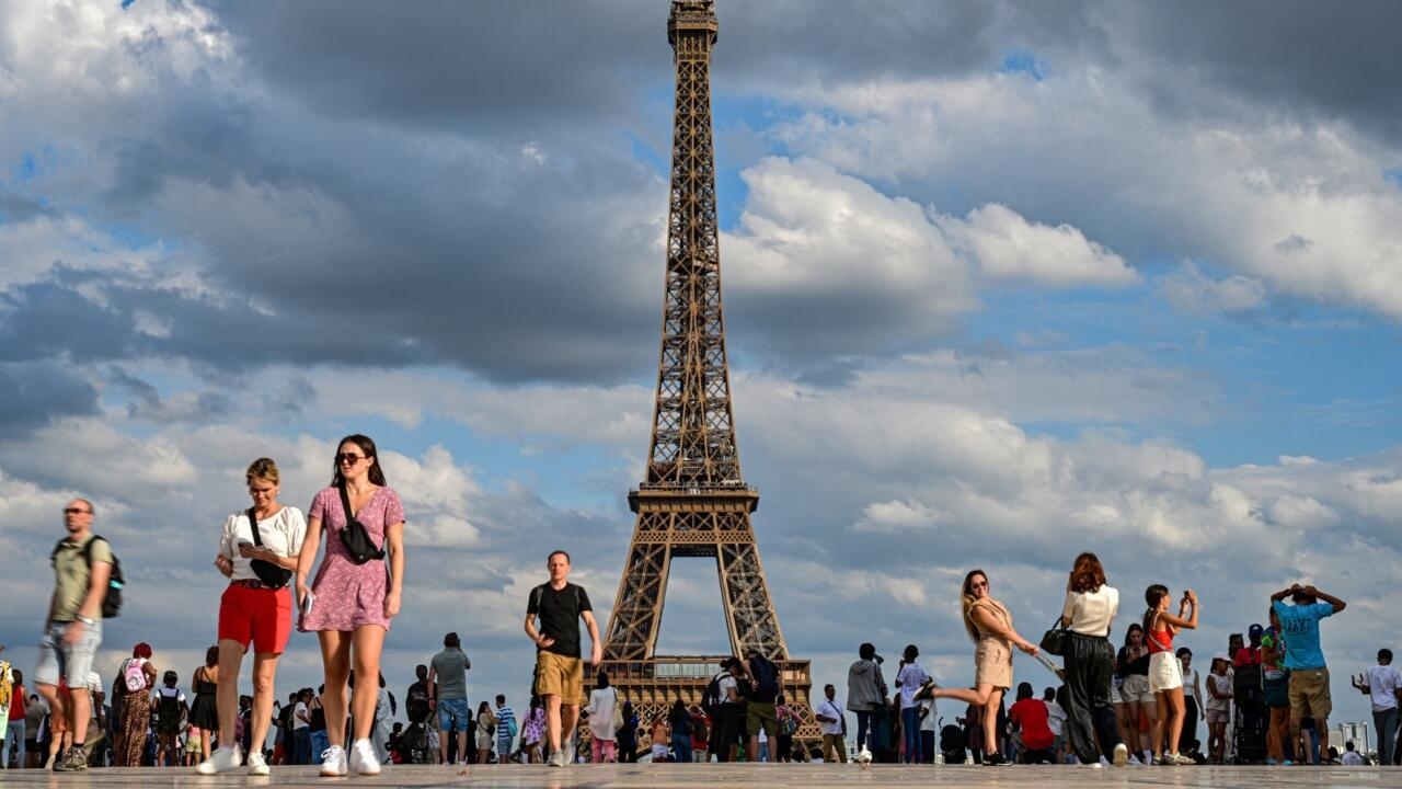 El alcalde de París enfrenta resistencia por su plan de zona libre de automóviles en la Torre Eiffel