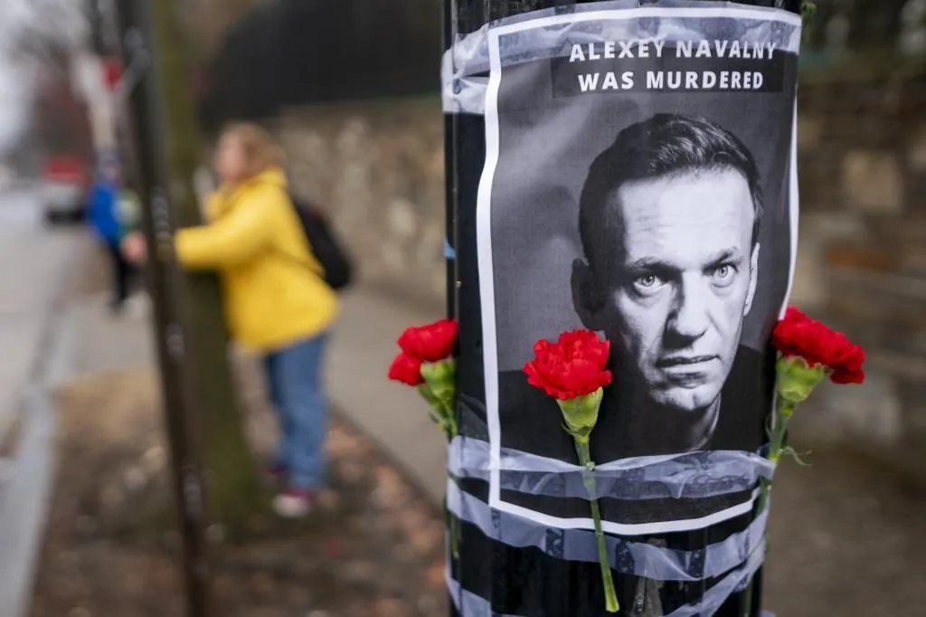 El cuerpo del disidente Alexei Navalny finalmente fue entregado a su madre
