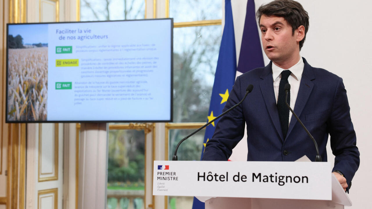 El primer ministro francés Attal promete una nueva ley de precios para apaciguar a los agricultores enojados