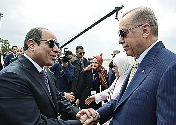 Erdogan condena en Egipto la "despoblación forzada" de Gaza y pide un alto el fuego inmediato