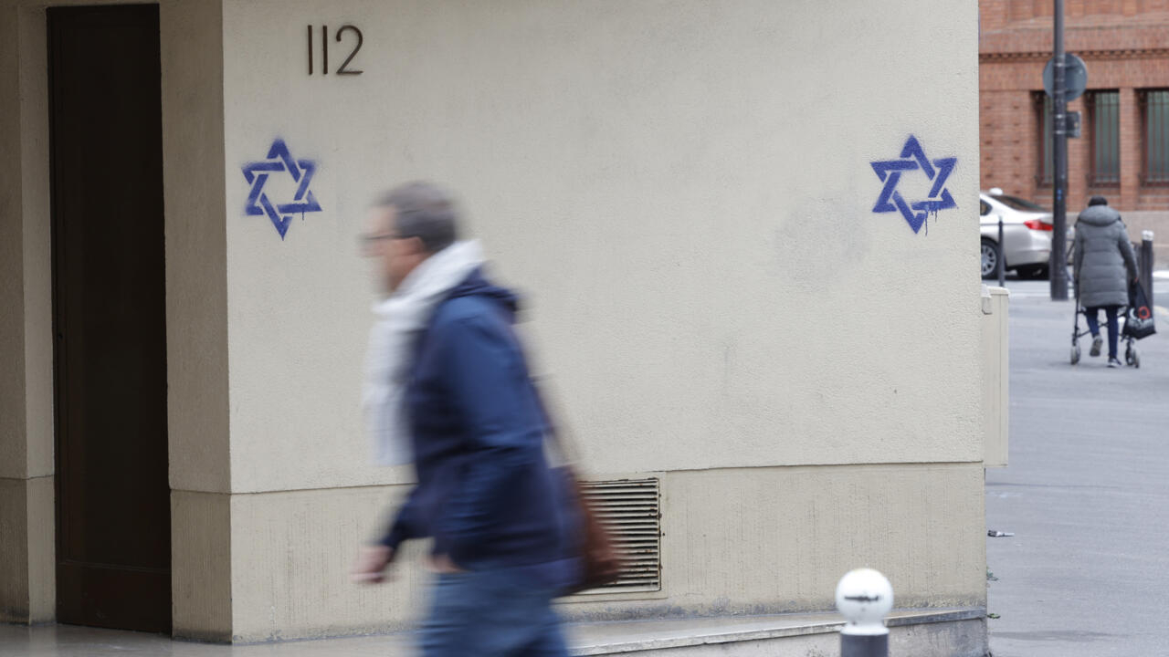 Francia acusa al FSB ruso de ser responsable de una campaña de graffiti antisemita en la Estrella de David