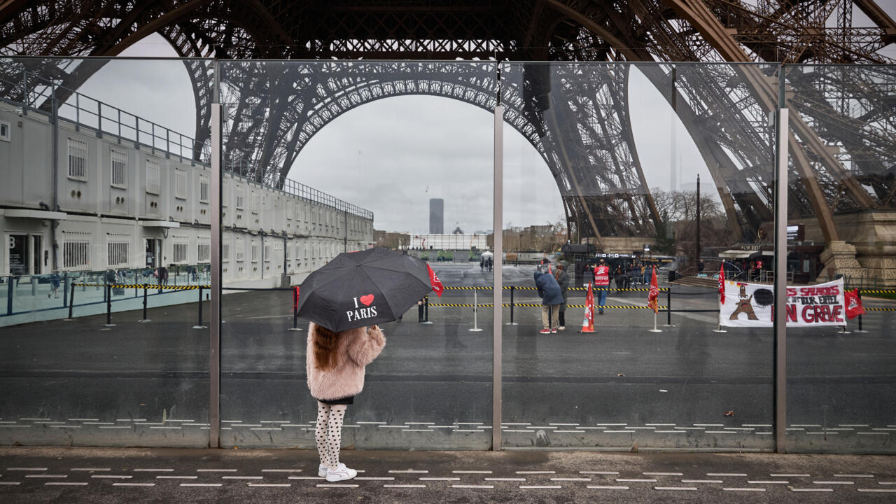 La Torre Eiffel cierra por segundo día mientras el personal extiende la huelga por la financiación