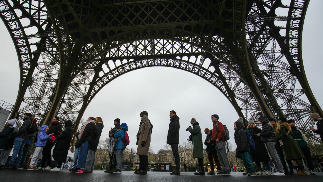 La Torre Eiffel reabre tras seis días de huelga por el mantenimiento del monumento