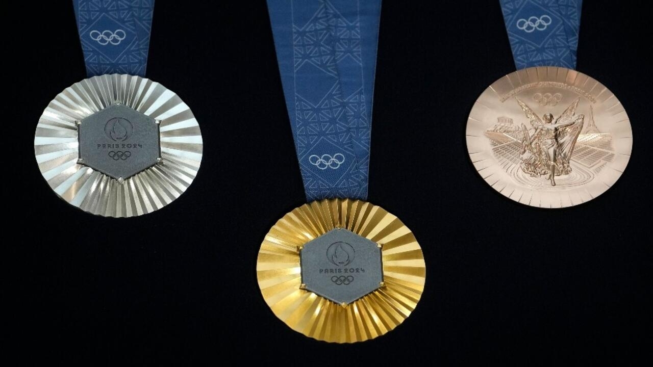Las medallas olímpicas de París presentan piezas de la Torre Eiffel