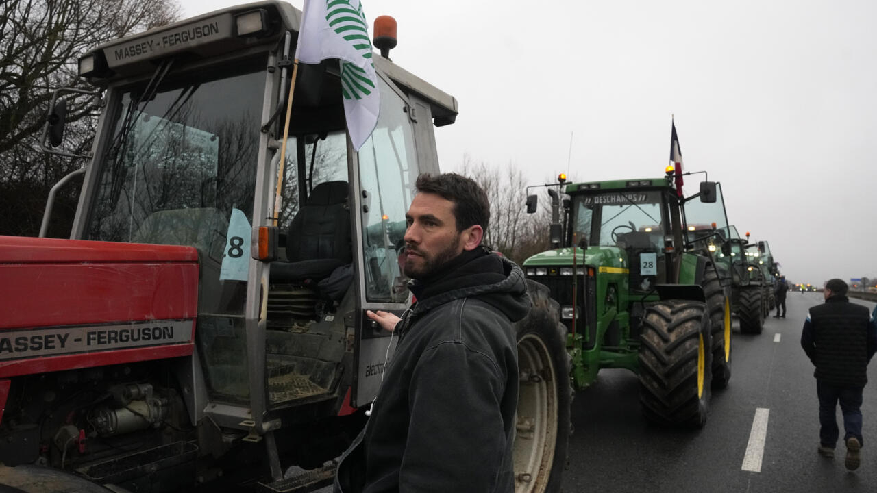 Los agricultores franceses que protestan comienzan a levantar los bloqueos tras las promesas de ayuda del gobierno