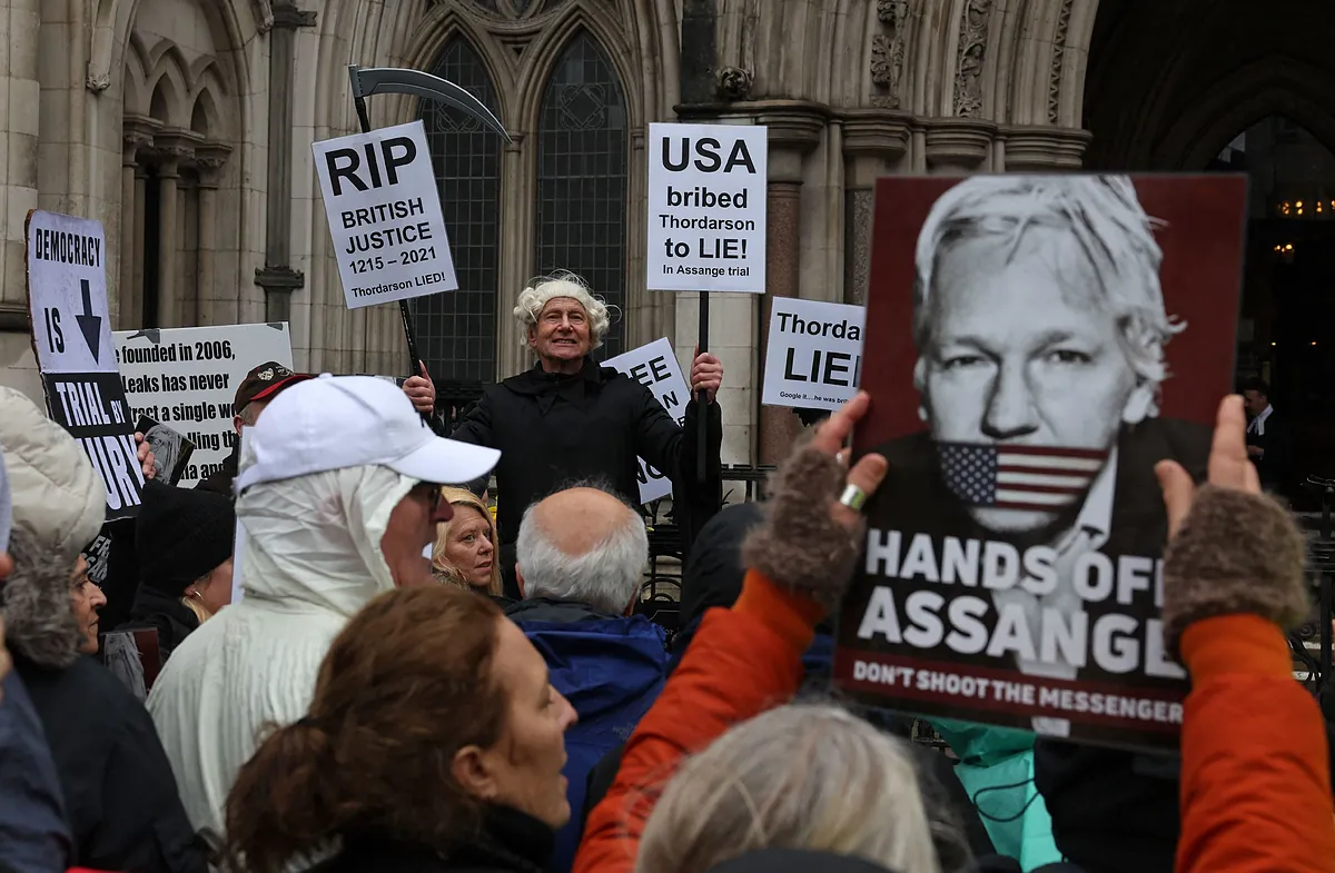 Los fiscales estadounidenses dicen que Assange no puede ser tratado "como un periodista común y corriente"