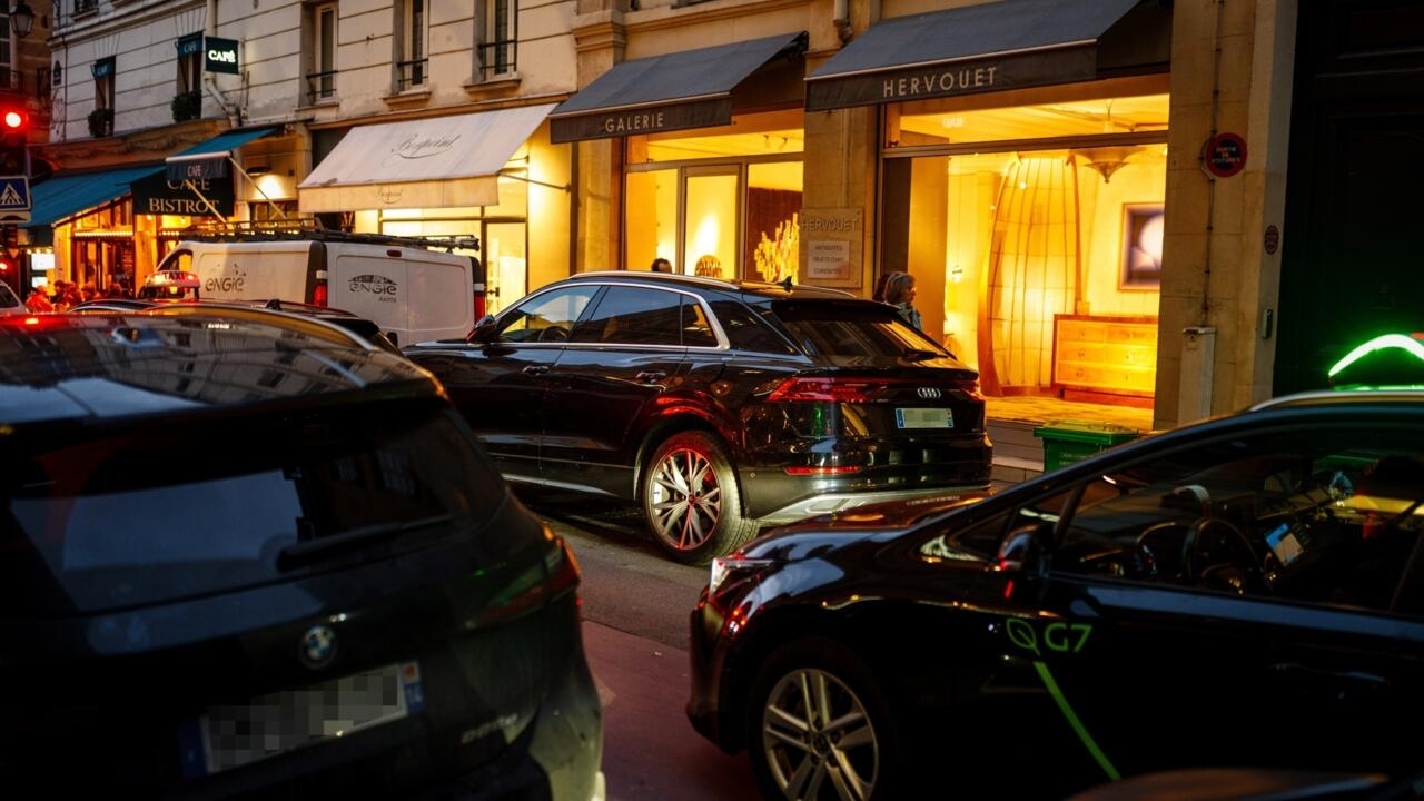 Los parisinos votan en referéndum sobre el aumento de las tarifas de aparcamiento para los SUV