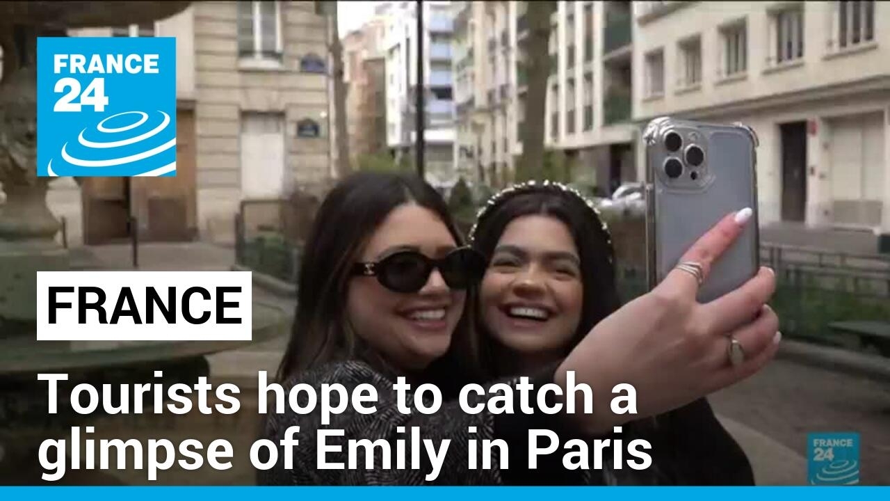 Los turistas en la capital francesa esperan ver a 'Emily en París'
