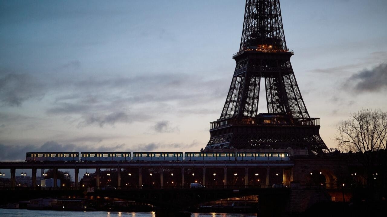 Metro de París busca reducir retrasos por desmayos de pasajeros