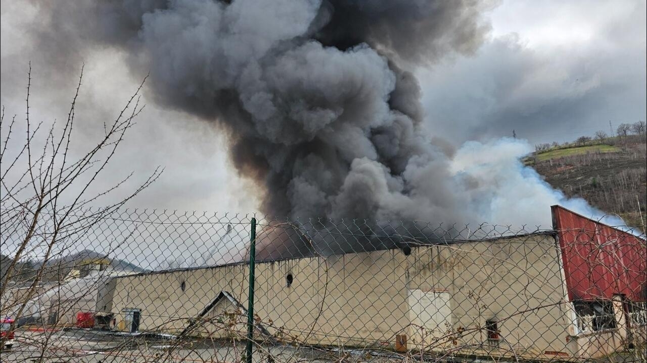 Se produce un gran incendio en una fábrica francesa que alberga baterías de litio