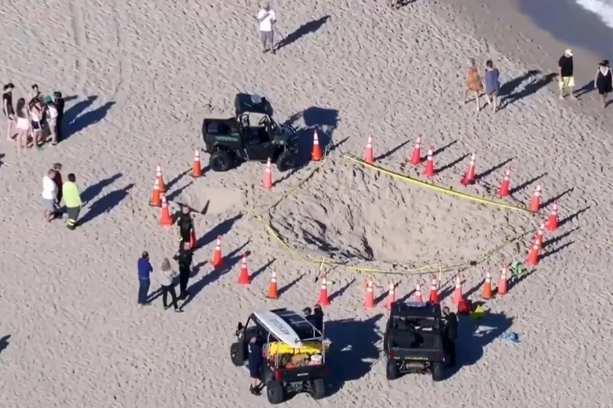 Una niña muere en Florida tras ser enterrada en un hoyo que cavó en la playa