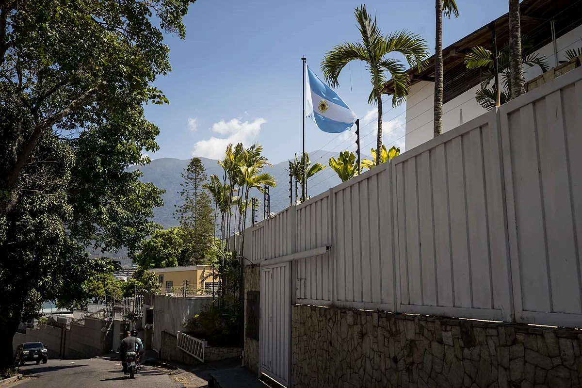 Continúa el asedio a la Embajada Argentina en Caracas
