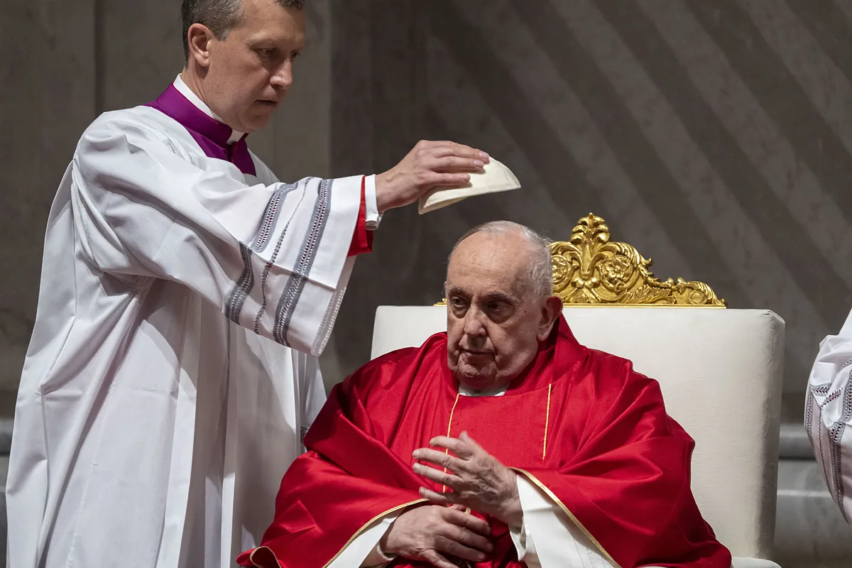El Papa preside la vigilia pascual en la basílica de San Pedro tras abandonar el vía crucis