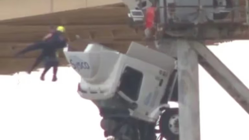 El espectacular rescate del conductor de una góndola que quedó colgada de un puente de carretera en Estados Unidos