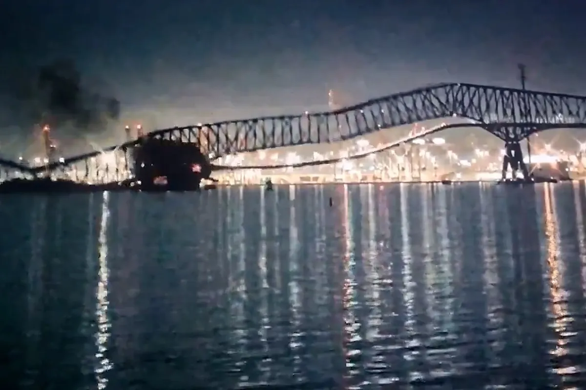 El puente más largo de Baltimore se derrumba tras chocar contra él un barco y varios coches caen al río
