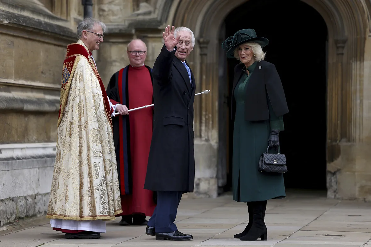 El rey Carlos reaparece en público en el servicio de Semana Santa
