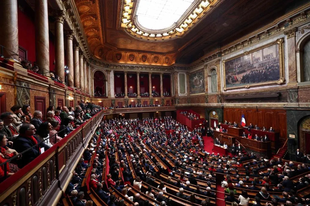 Francia protege el derecho al aborto en la Constitución