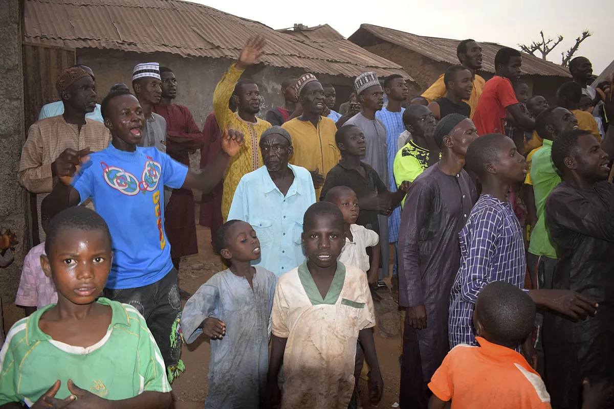 Hombres armados secuestran a más de 280 niños de una escuela en Nigeria
