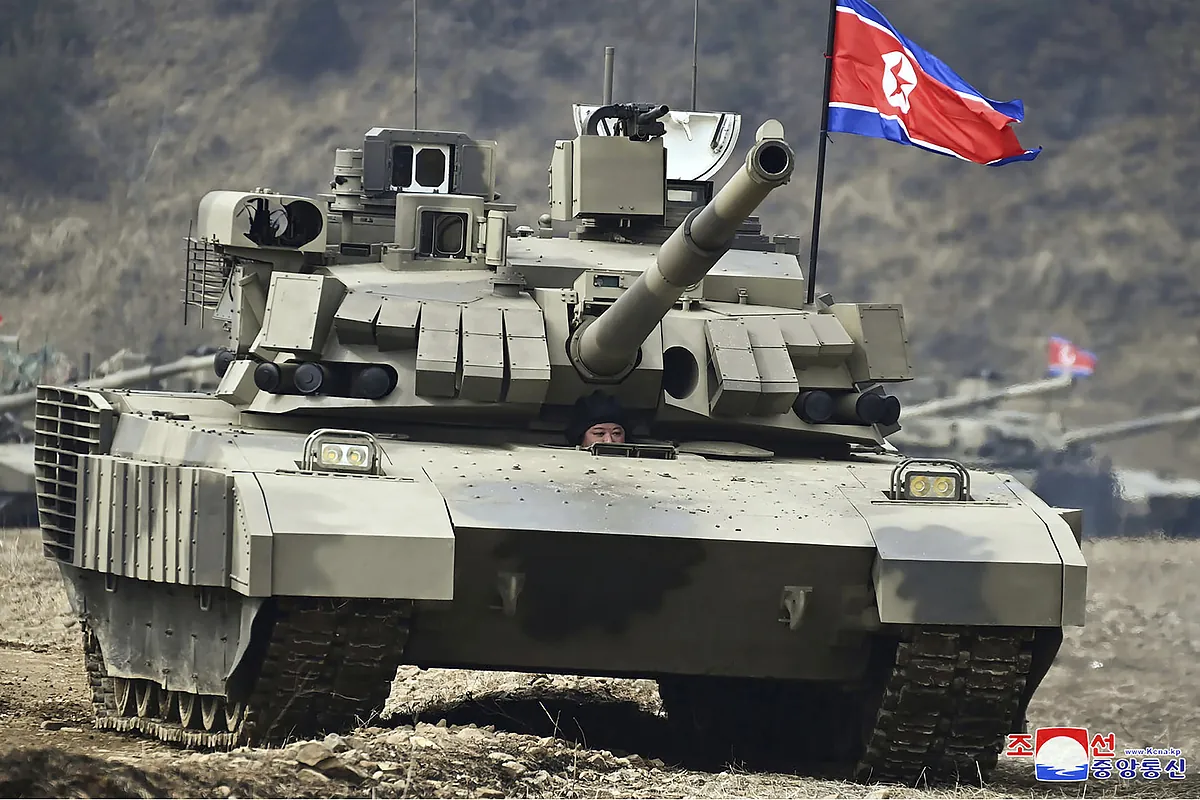 Kim Jong Un conduce un tanque de batalla entrenando con tropas mientras las insta a prepararse para la guerra.