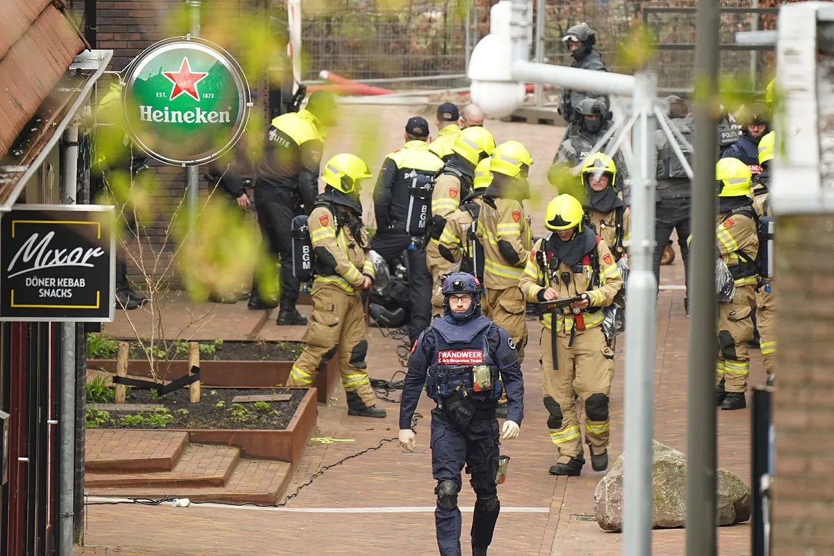 La policía ha acordonado parte de la ciudad holandesa debido a la "toma de rehenes" en el café.