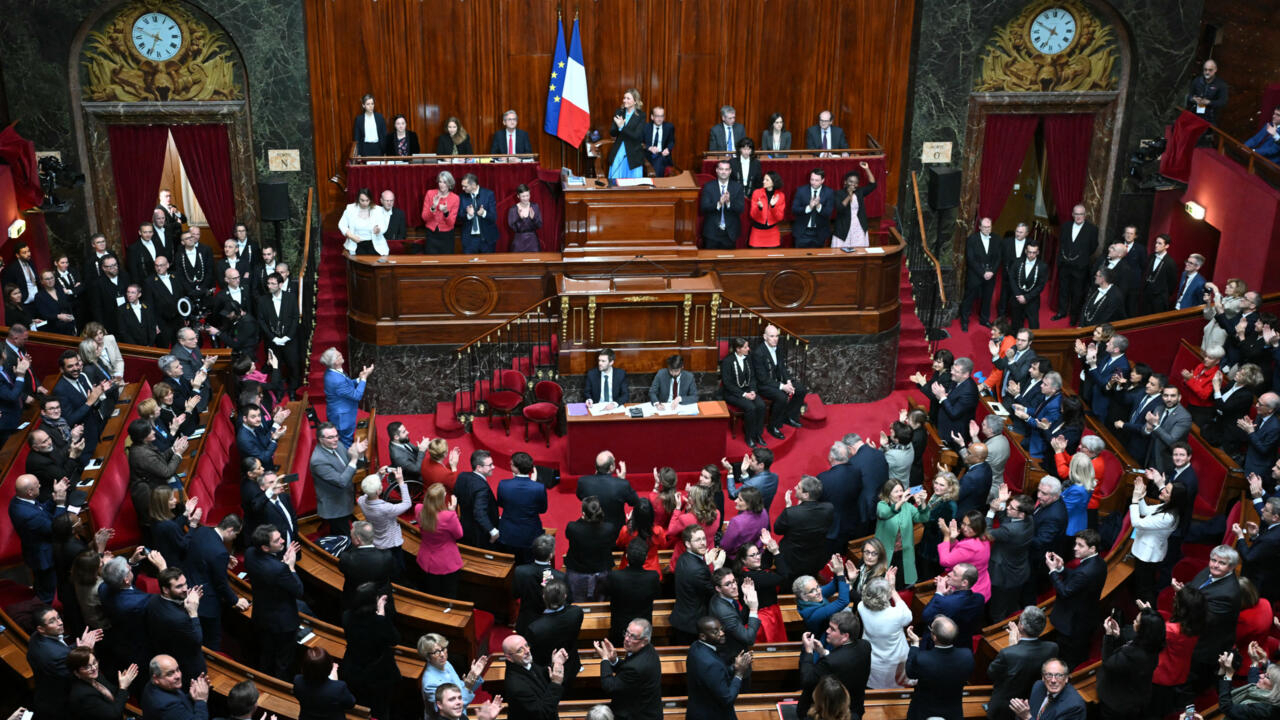 Los legisladores franceses convierten el aborto en un derecho constitucional en una votación histórica