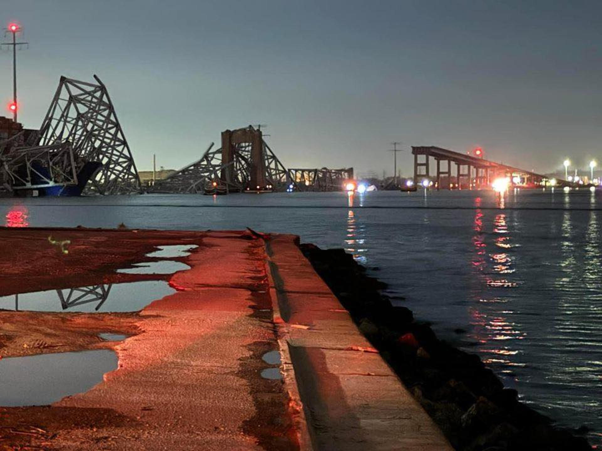 Puente se derrumbó en EE.UU. tras estrellarse un carguero