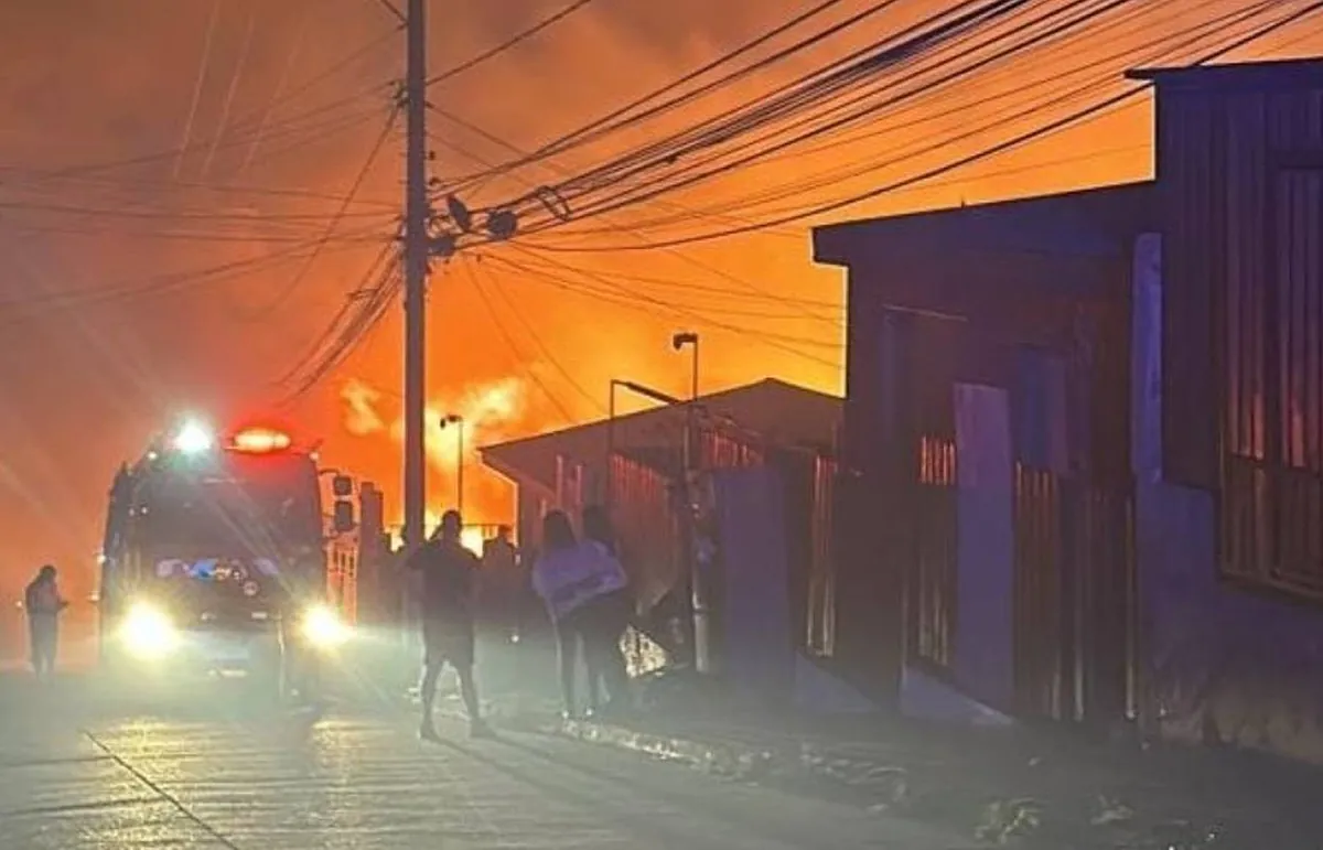 Un incendio asola la ciudad chilena de Valparaso y deja al menos 15 viviendas dañadas