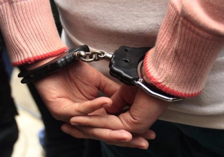 Una mujer ha sido detenida por el trato cruel a su hija de 13 años