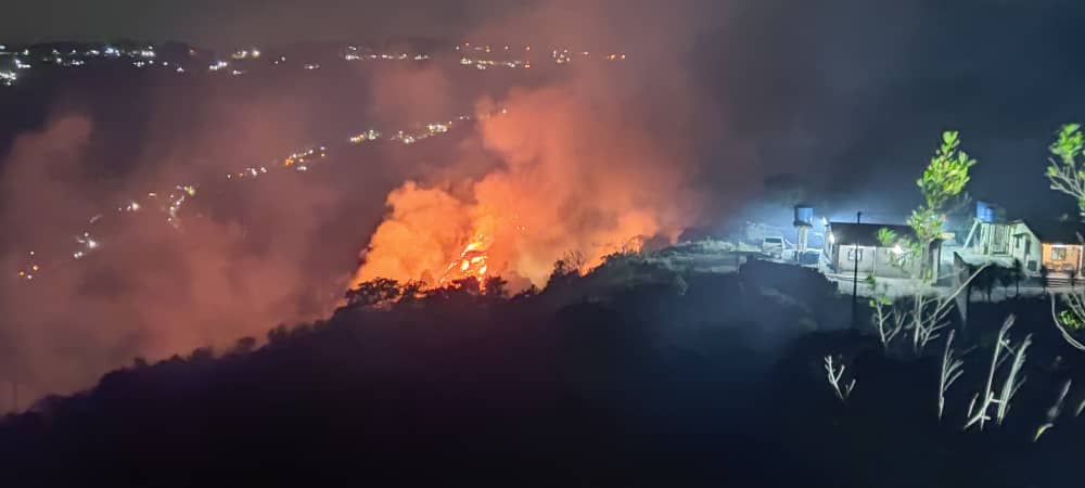 450 funcionarios combaten incendios forestales en Caracas y Miranda