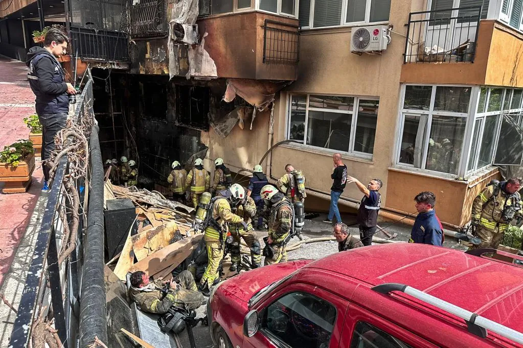 Al menos 29 muertos en un incendio en una megadiscoteca en construcción en Estambul