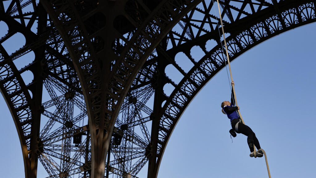 Atleta francés bate récord mundial de escalada con cuerda al subir a la Torre Eiffel