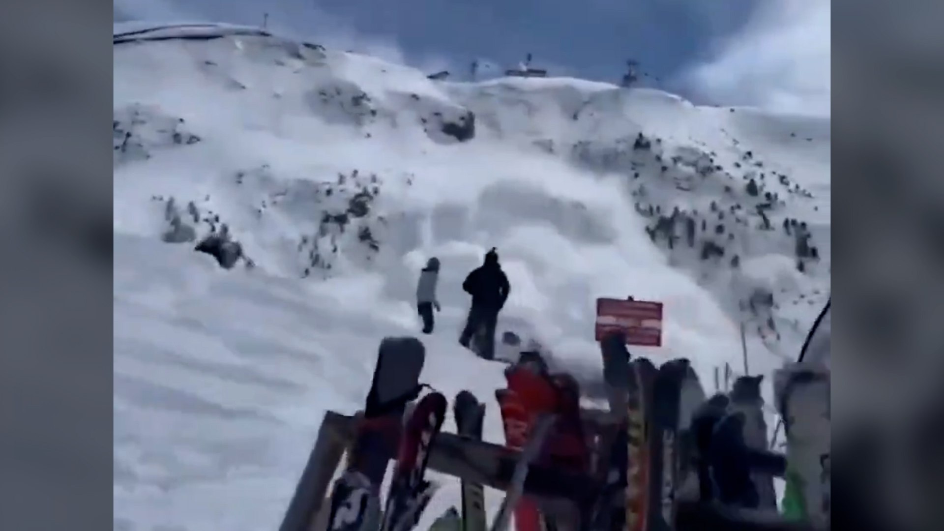 Avalancha mata al menos a tres personas en una popular zona de esquí de los Alpes suizos