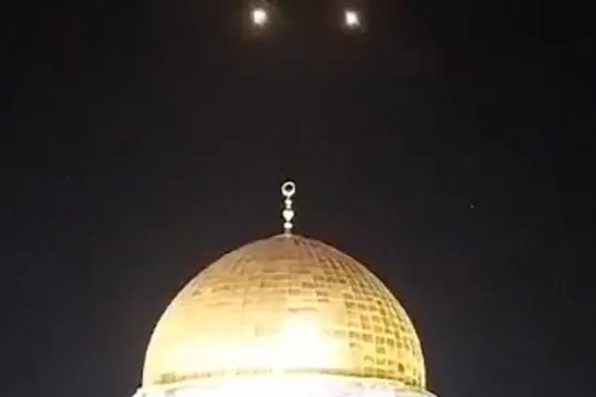 Calles vacías, miran al cielo… Así vivieron los israelíes una noche sin precedentes a la espera de drones y misiles iraníes