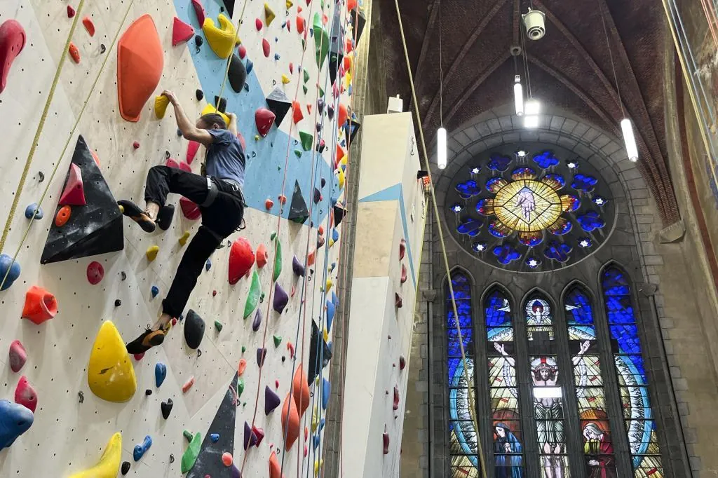 De iglesia a rocódromo: una parroquia de Bruselas se transforma en templo para escaladores