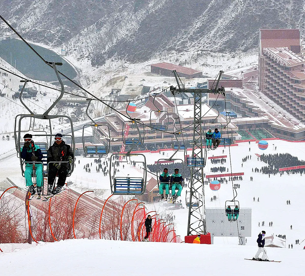 De pistas de esquí de lujo para turistas rusos a vender pestañas postizas: Kim Jong-un busca ingresos para financiar sus misiles