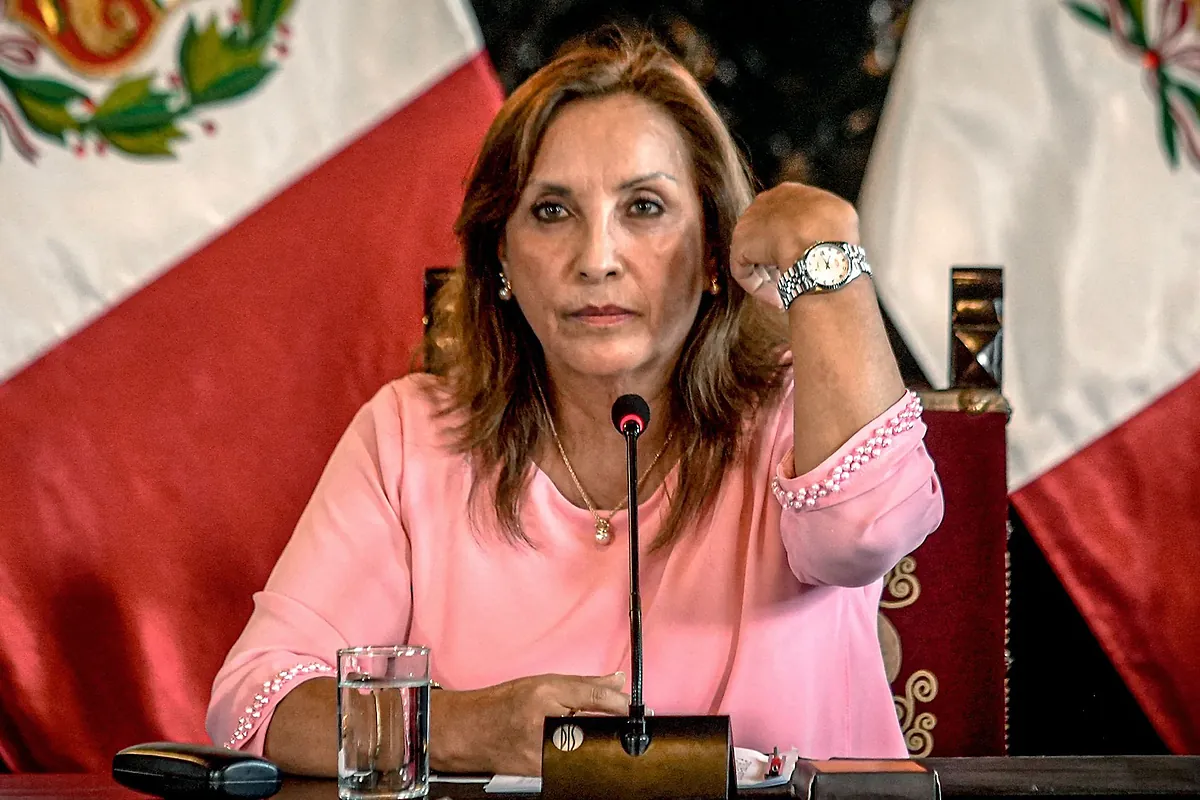 Dina Boluarte asegura durante su interrogatorio de cinco horas ante la Fiscalía que los relojes Rolex de oro se los prestó un gobernador.