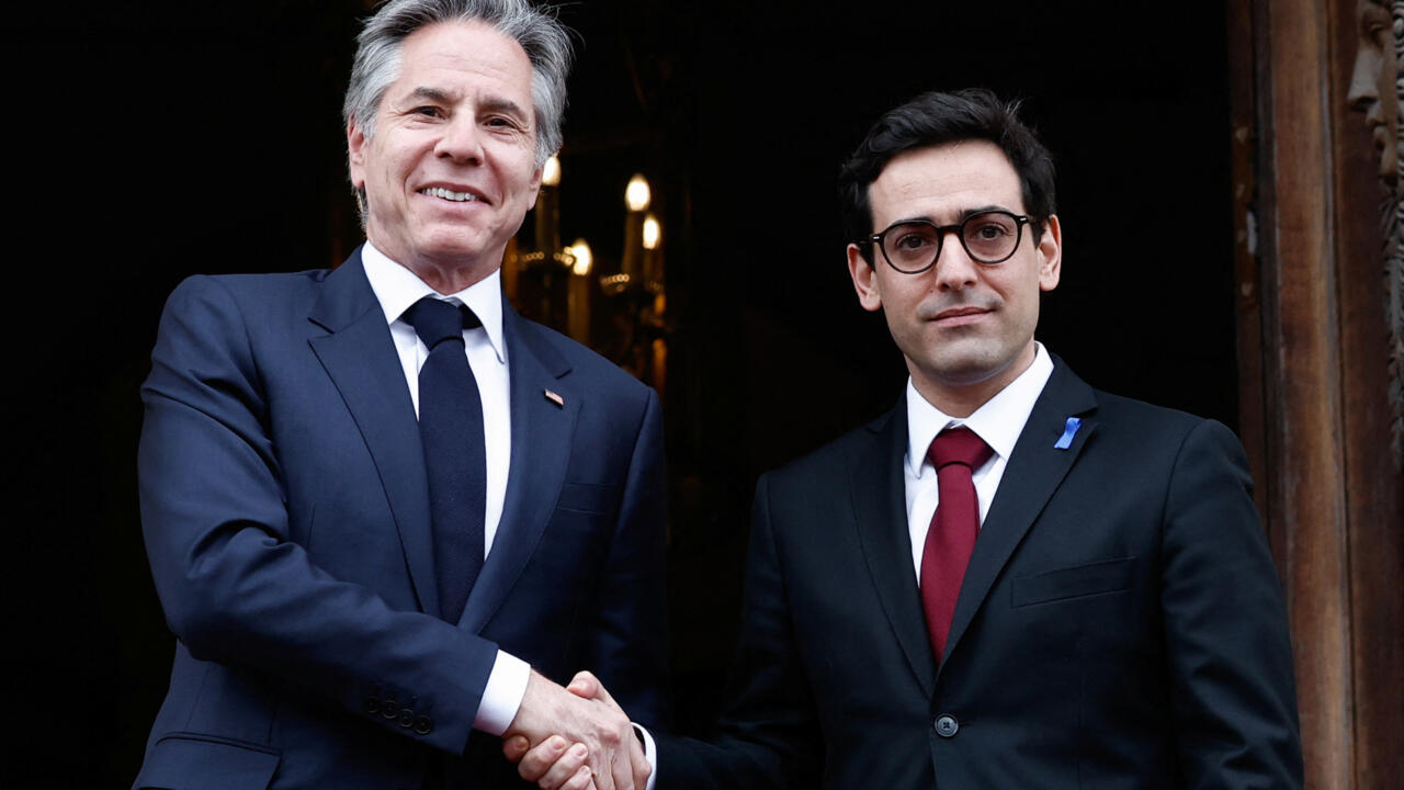 El Ministro de Asuntos Exteriores francés, Séjourné, y Blinken discuten el asesinato de trabajadores humanitarios en Gaza en una conferencia de prensa en París.