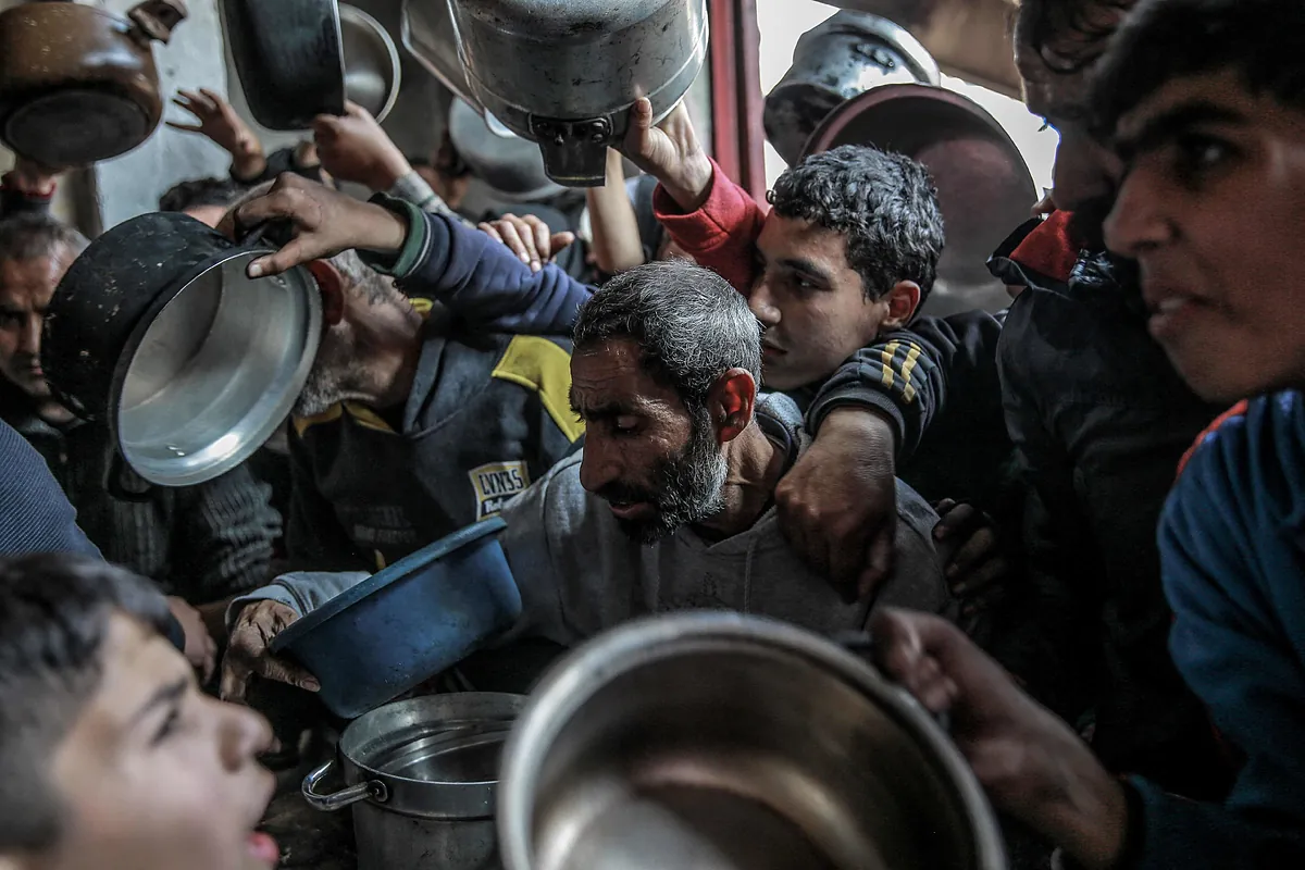 Israel permite la entrega "temporal" de ayuda a través de un cruce hacia el norte de Gaza