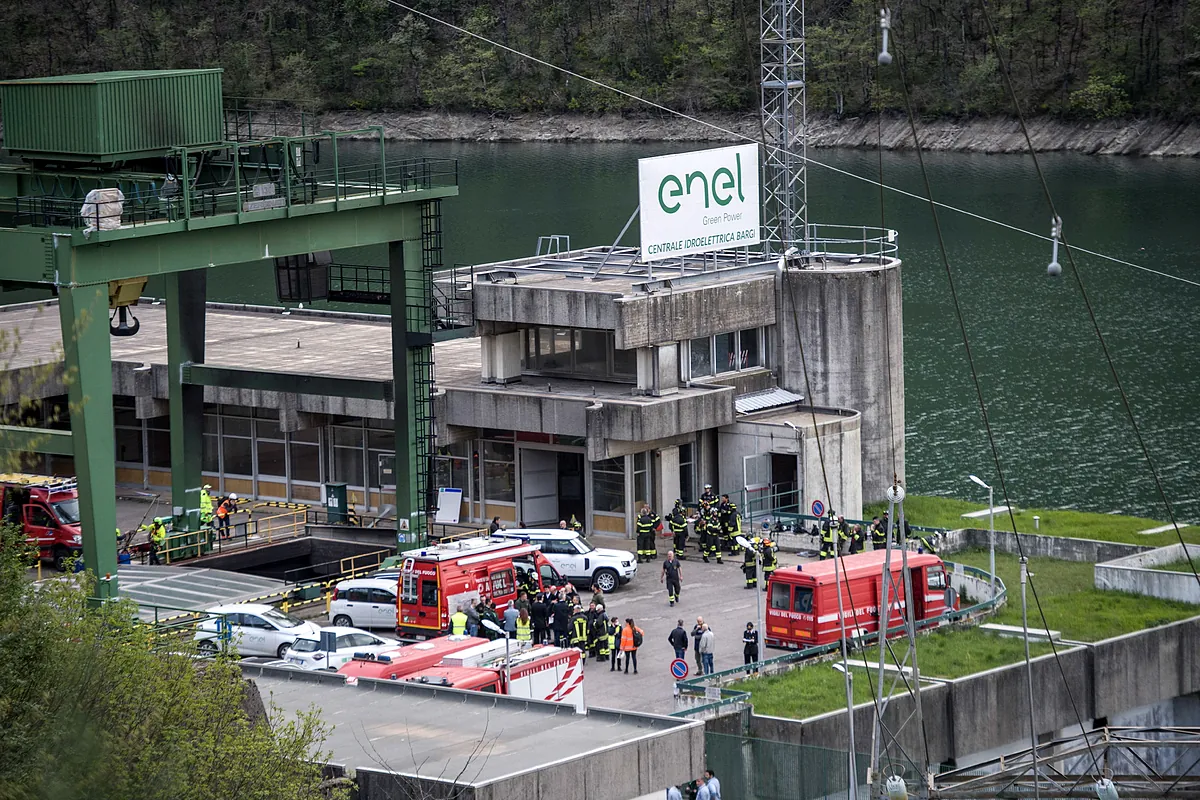 La búsqueda de los desaparecidos en el incendio de la central hidroeléctrica de Bolonia que dejó tres muertos continúa, “sin muchas esperanzas”.